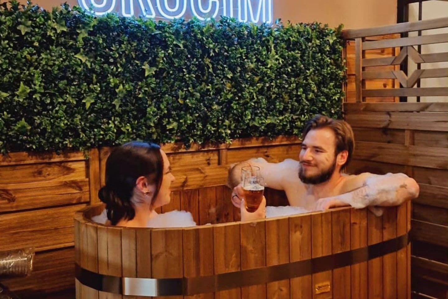 Kąpiel piwna - para w beczce Okocim